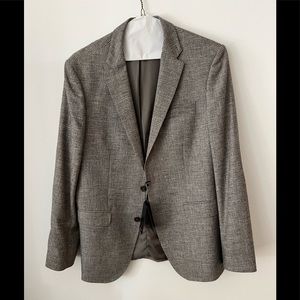 HUGO BOSS NWT. Super handsome sport coat. 38R. Assured to turn heads!